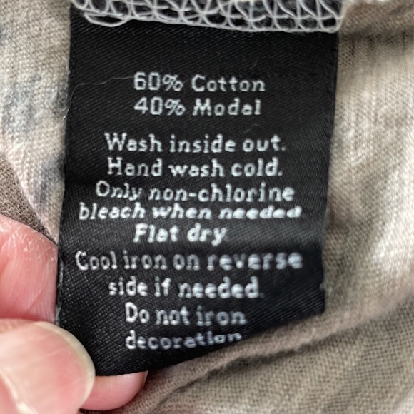 Rock & Republic 1x women’s tee shirt. Cool tee! - Picture 6 of 6